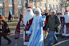 Предновогодний парад Дедов Морозов и Снегурочек