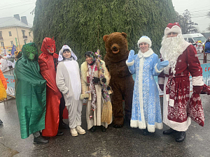 Традиционный парад Дедов Морозов и Снегурочек прошёл в Новобелицком районе